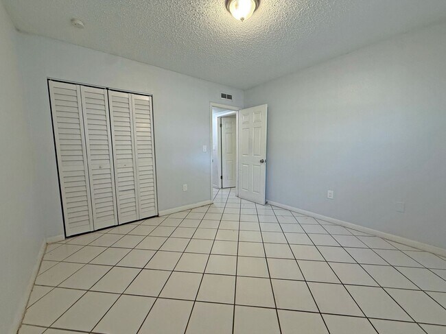 Building Photo - 2 N Fernwood Ave