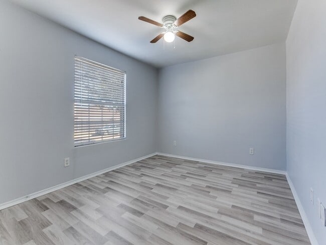 Building Photo - 1305 Greenbriar Ln