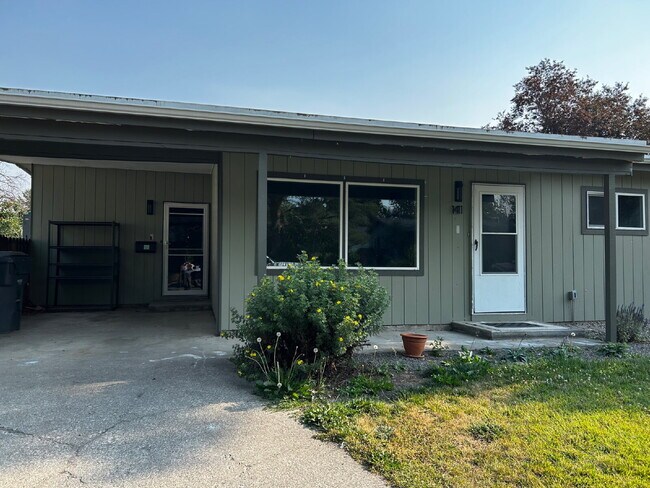 Building Photo - 3 Bed 2 Bath Single Family Home - Family oriented neighborhood - walk around the block to Lena Wh...