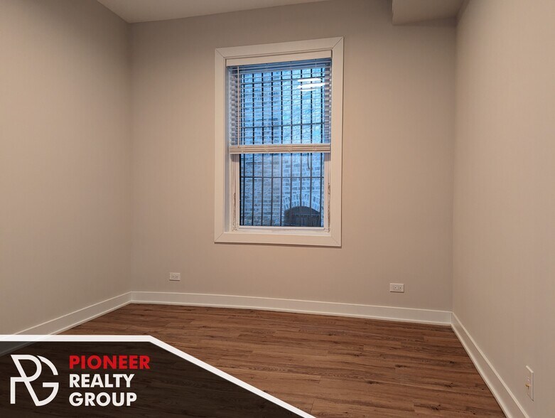 Building Photo - 648 W Wrightwood Ave