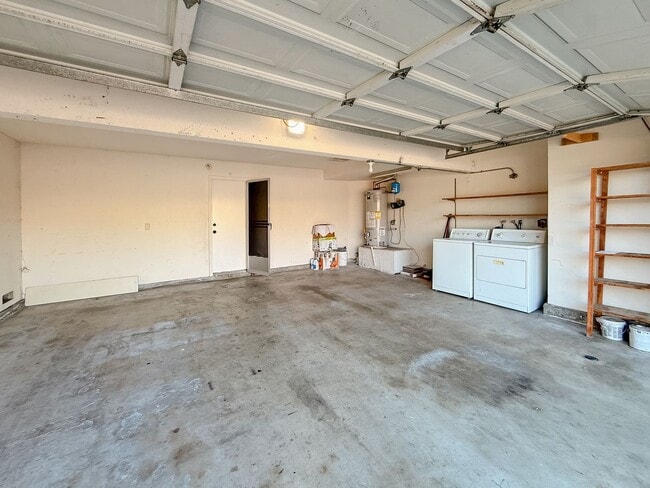 Building Photo - Beautiful 4BR/2.5BA Home Featuring a Large...
