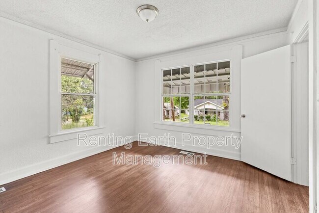 Building Photo - 624 83rd Pl S