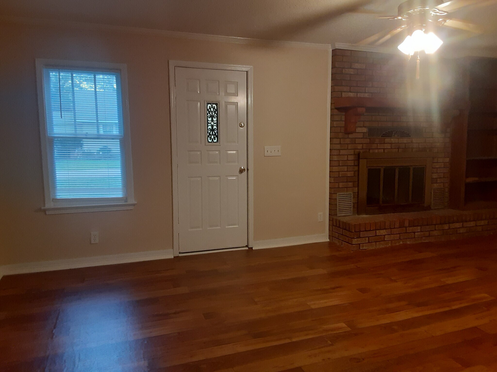 Family size Living Room - 447 Johnson Ave