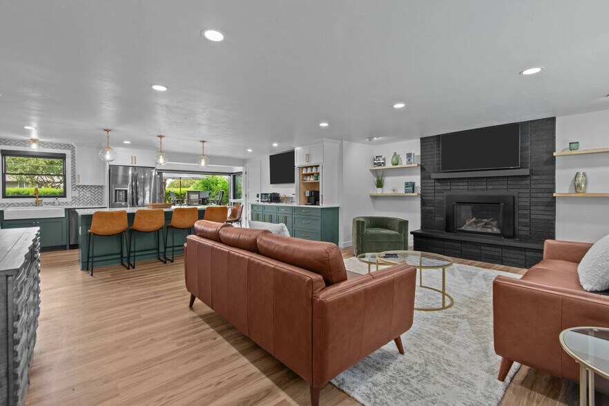 Building Photo - 1095 April Ln