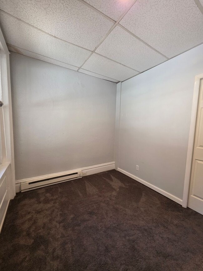 Building Photo - 1420 N Van Buren St