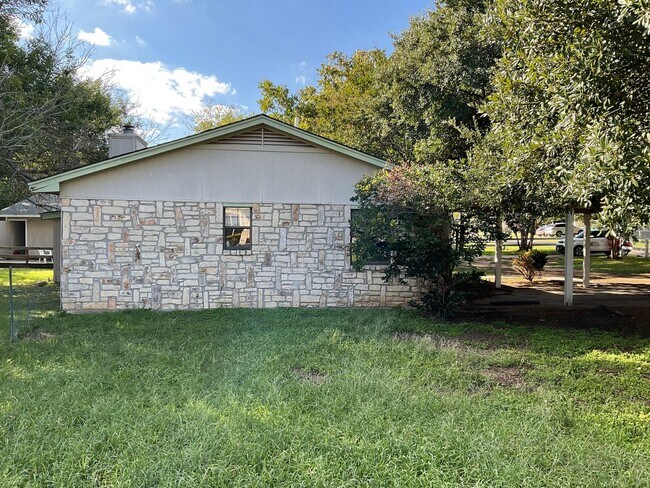 Building Photo - **Coming Soon** Gorgeous 3 Bedroom 2 Bath ...