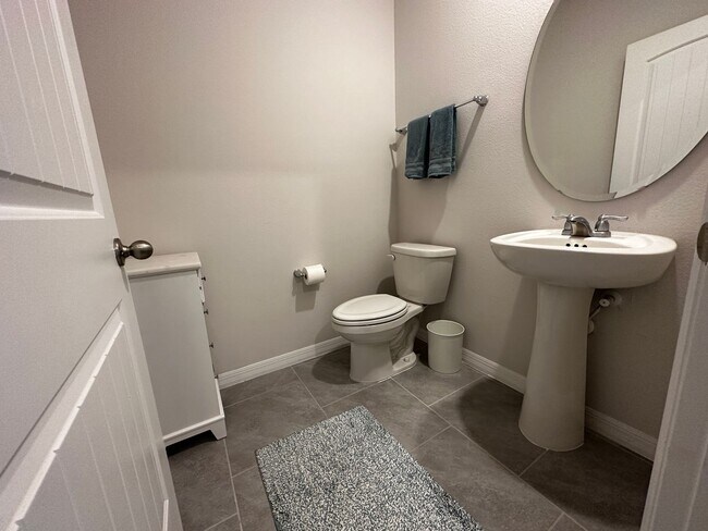 Building Photo - Resort Style Living! Stunning 3/2.5 Townhome in Waterleigh! Available April!