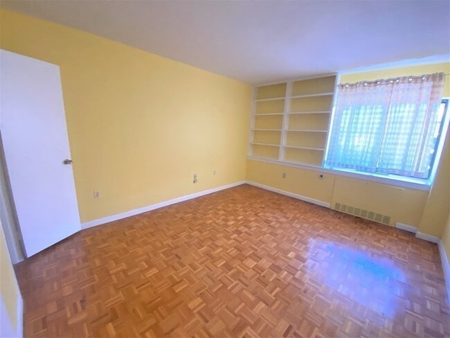 Building Photo - 300 Lynn Shore Dr