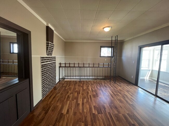 Building Photo - AVAILABLE JUNE - 3 Bed 1 Bath w/ Great View