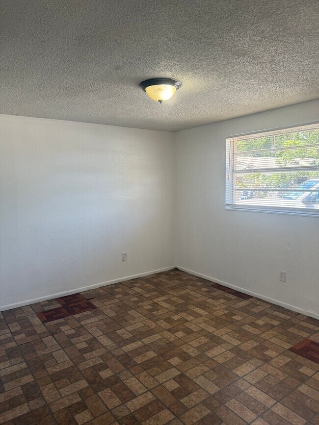 Building Photo - 3 bedroom 2 bath duplex