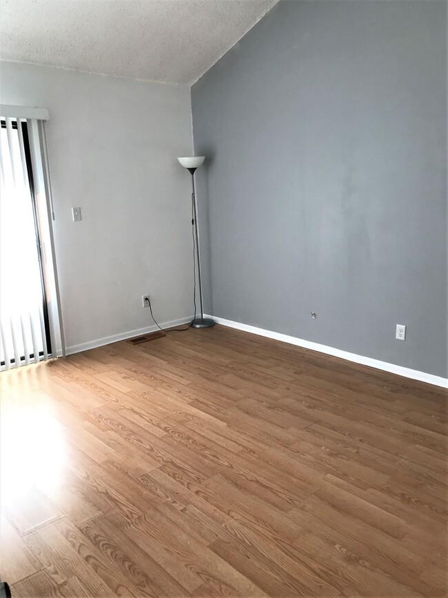 Building Photo - Remodeled condo available for July!