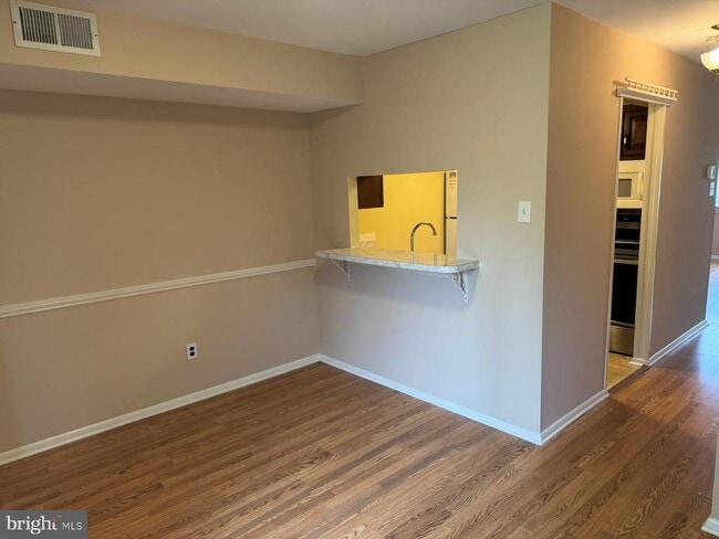 Building Photo - 603 Valley Dr