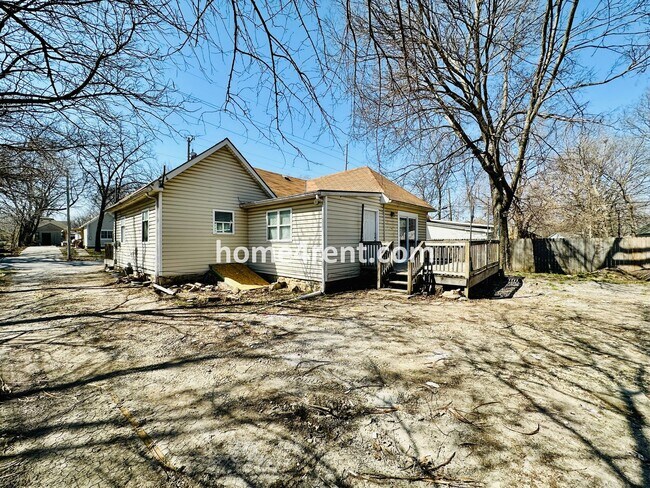 Building Photo - Updated 3 Bed, 2 Bath Ranch Home near Downtown Olathe!