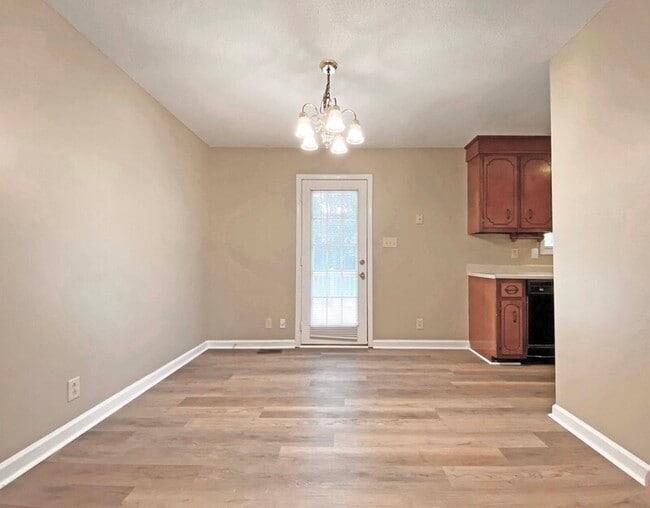 Building Photo - 581 Oakmont Dr