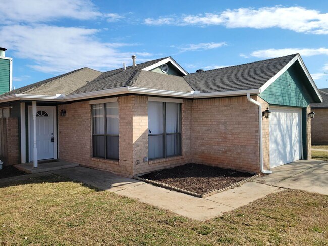 Primary Photo - Great Home in Moore Schools & Close & Conv...