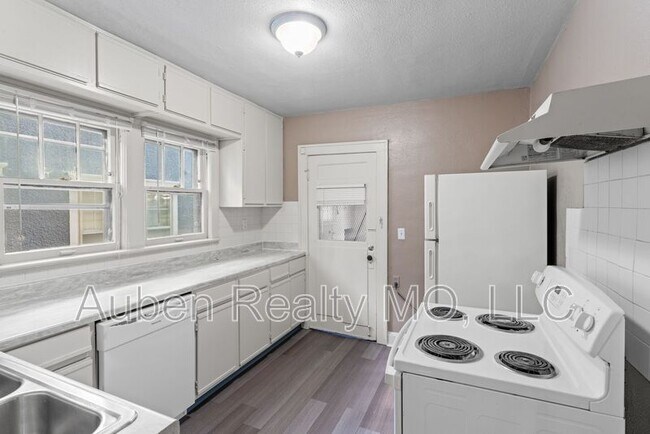 Building Photo - 5303 Charlotte St