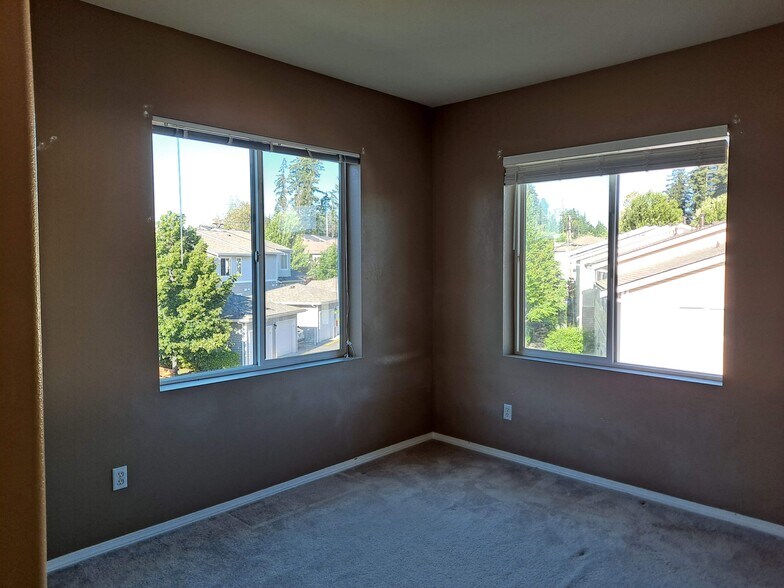 room 3 - 14915 38th Dr SE