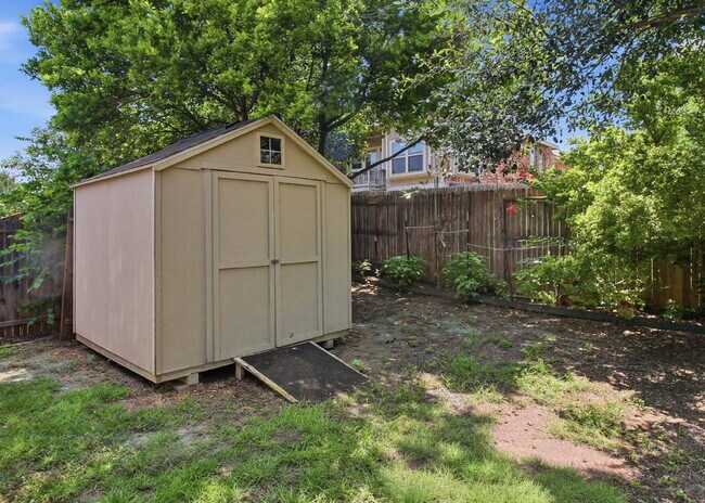 Building Photo - Dual Primary Suites, Screened Porch, and Office in Highland Grove
