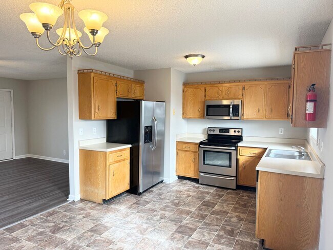 Building Photo - 3 Bedroom 2 Bathroom Open Kitchen