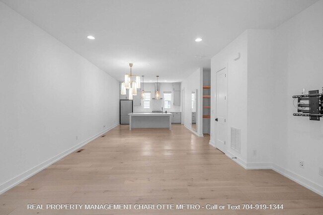 Building Photo - 1609 Parkwood Ave