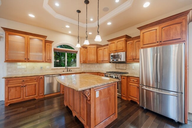 Building Photo - Luxury Detached Townhome in Redondo Beach