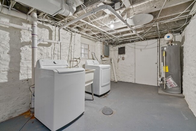 Building Photo - 4 bed 1.5 bath - completely updated, central air, patio.  Great location