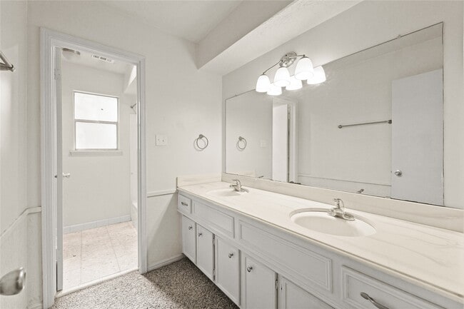 Building Photo - 14110 Saddlebend Dr