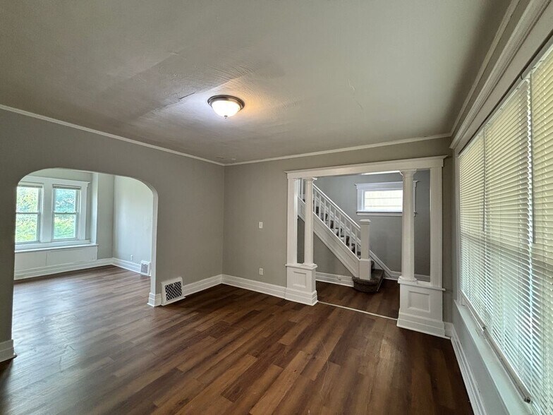Building Photo - 242 Ferris St