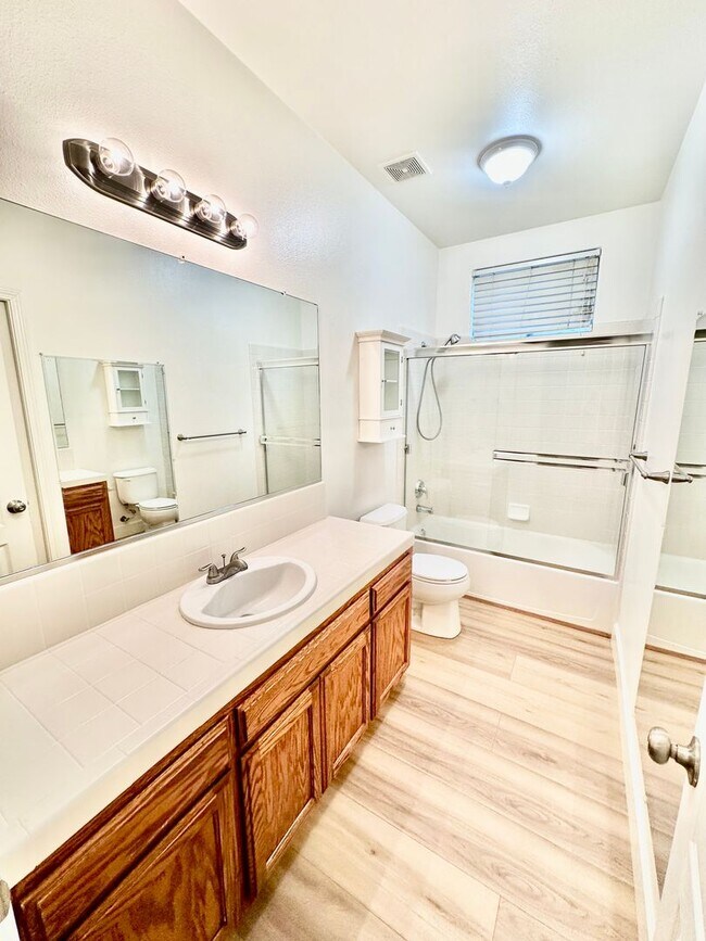 Building Photo - North Clovis 3/2 Near Buchanan Education C...