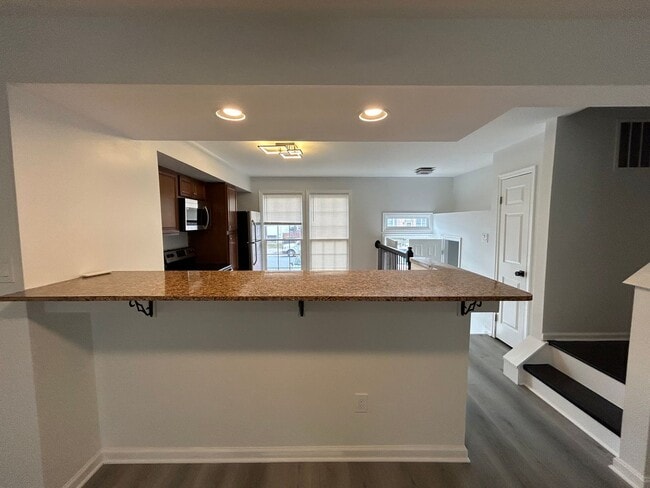 Building Photo - 658 Corsica Ave