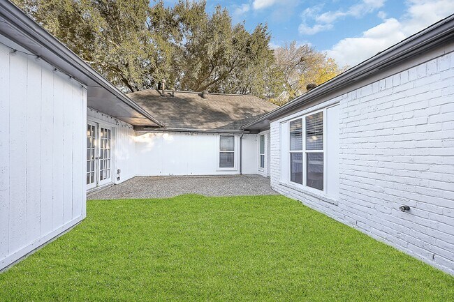 Building Photo - 10822 Bob White Dr