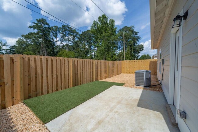 Building Photo - One Level Home with Garage and Fenced Back...