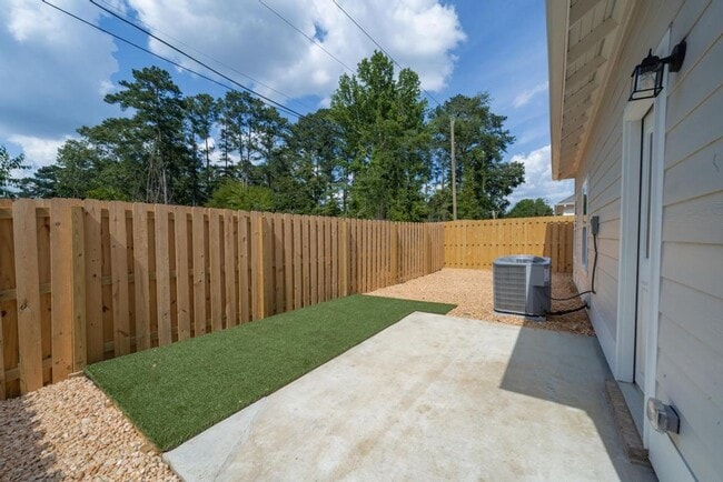 Building Photo - One Level Home with Garage and Fenced Backyard!