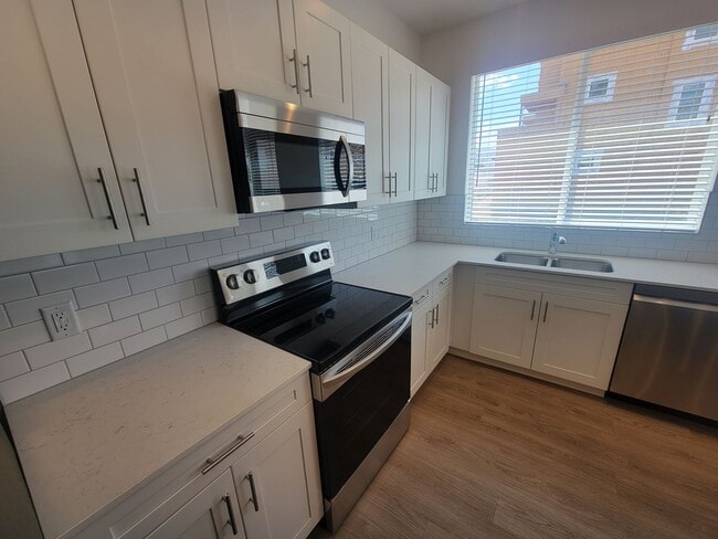 Building Photo - GORGEOUS Spacious Town Home