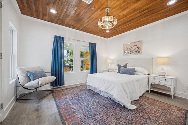 Building Photo - 515 E 9th St