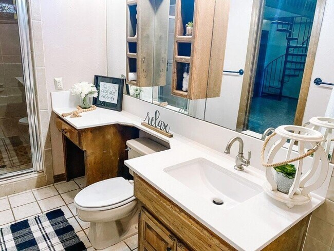 Building Photo - 4 or 5 bedroom and a bonus room with 4 baths for rent in SW OKC (Moore schools)!  Lots of space a...