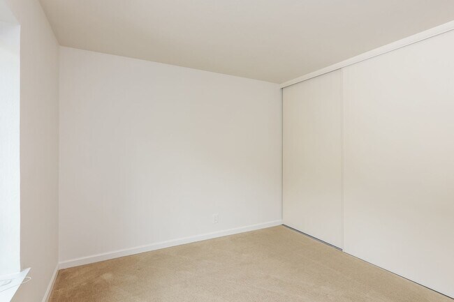 Building Photo - Available! Beautiful 3 Bedroom Townhome In...