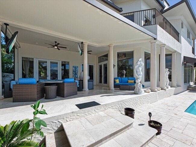 Building Photo - 3030 NE 45th St