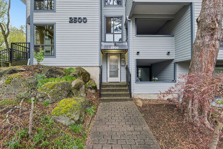 Building Photo - 2500 W Manor Pl