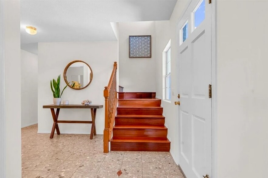 Front Entryway. - 221 Appy Way