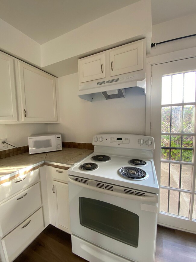 New stove - 2421 Country Club Blvd