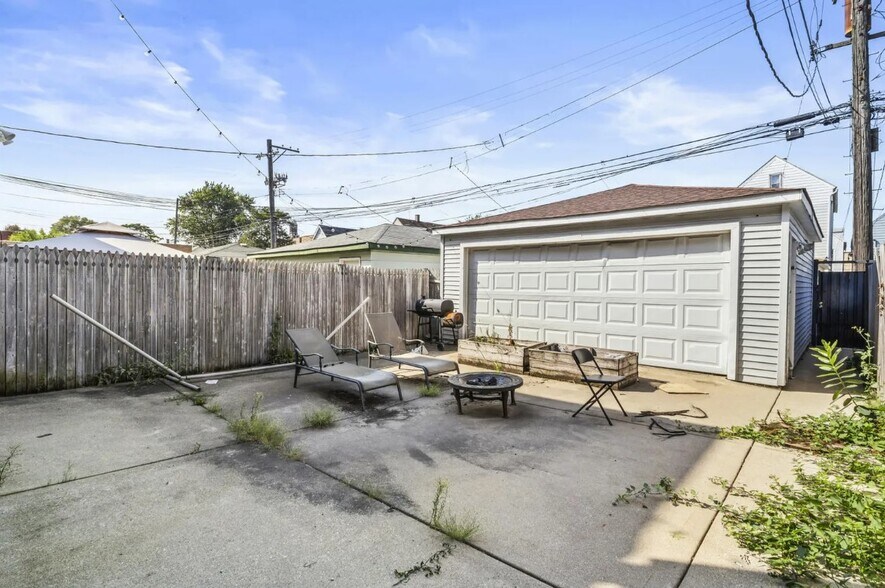Building Photo - 3508 W Diversey Ave