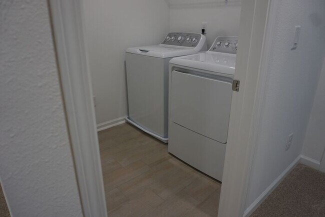 Building Photo - Newly Built 3 Bedroom 2.5 Bathroom Home wi...