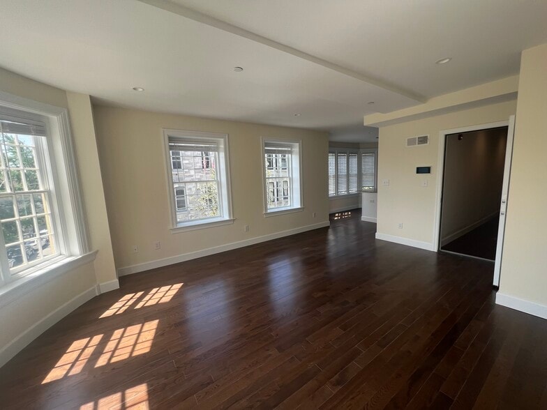 Living Room - 2101 Pine St