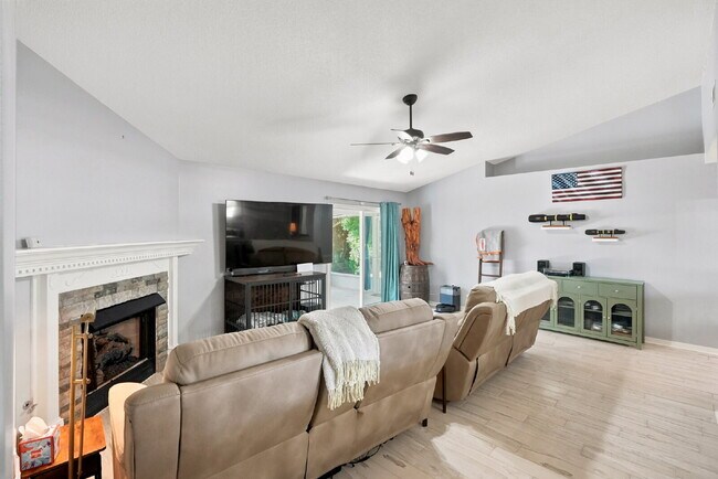 Building Photo - "Charming Pet Friendly 4-Bed Oasis in South Crestview with $500.00 Off First Full Months Rent!"