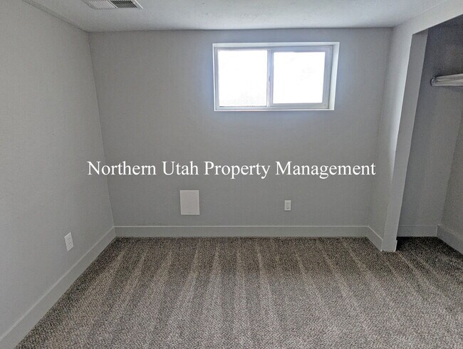 Building Photo - 4 Bed, 2 Bath