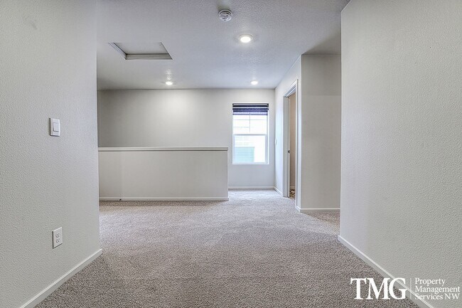 Building Photo - 3 Bed 2.5 Bath Townhome on a Corner Lot in...