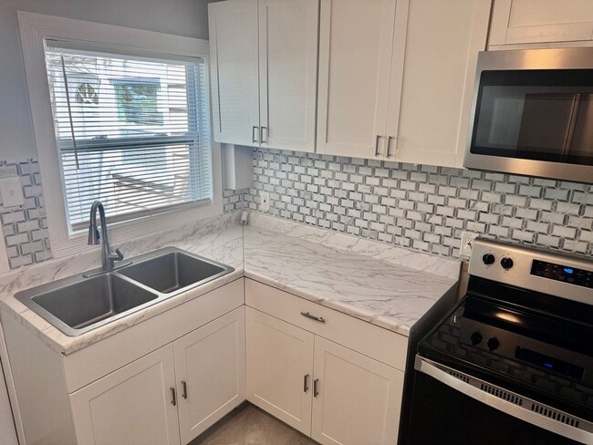 Building Photo - Large, 4 bedroom/1 bath home Located in be...
