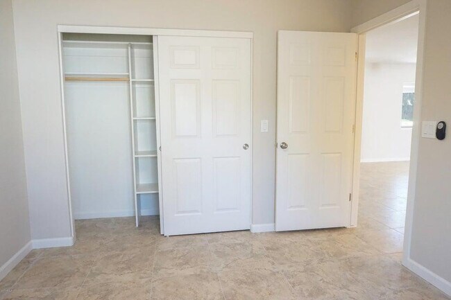 Building Photo - 1748 W Glenrosa Ave