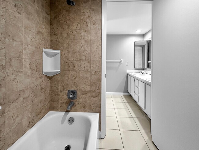 Building Photo - 166 Lake Arbor Dr